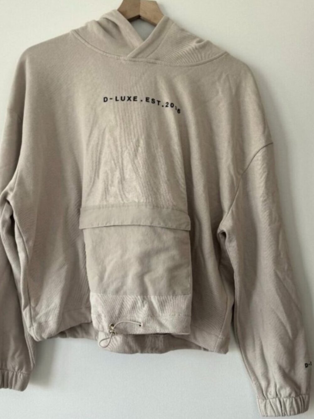 Decjuba Sweater Size Medium